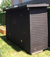 Ev bahçesinde kullanılan ahşap ardiye kulübesi, antrasit dış cephe kaplaması ve çelik takviyeli kapılar