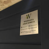 Woodzanya marka antrasit bahçe kulübesi, iletişim etiketi detaylı yakın plan görünüm