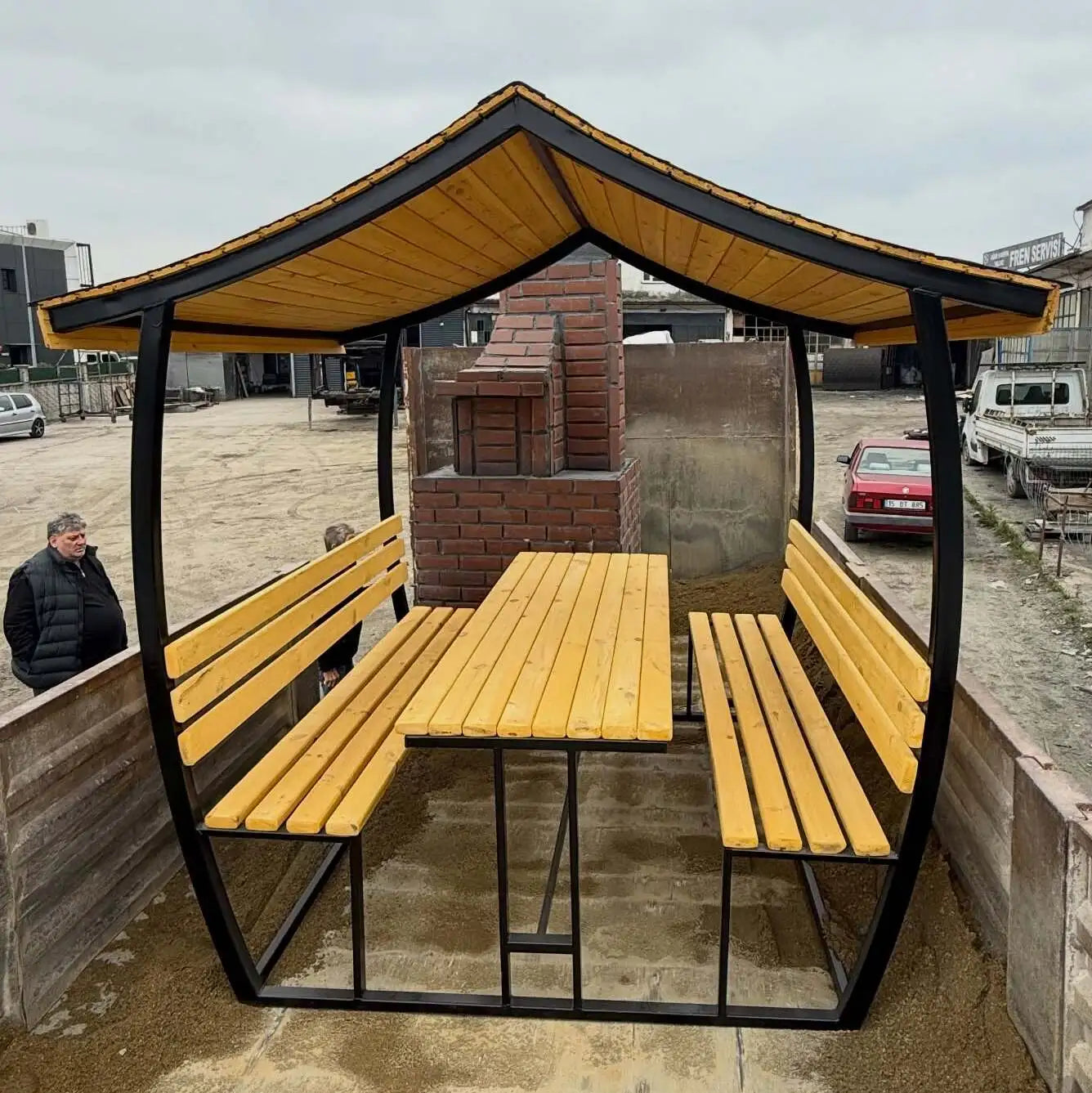 Japon çatı 8 kişilik çardağın masa ve oturma alanını gösteren ön görünümü