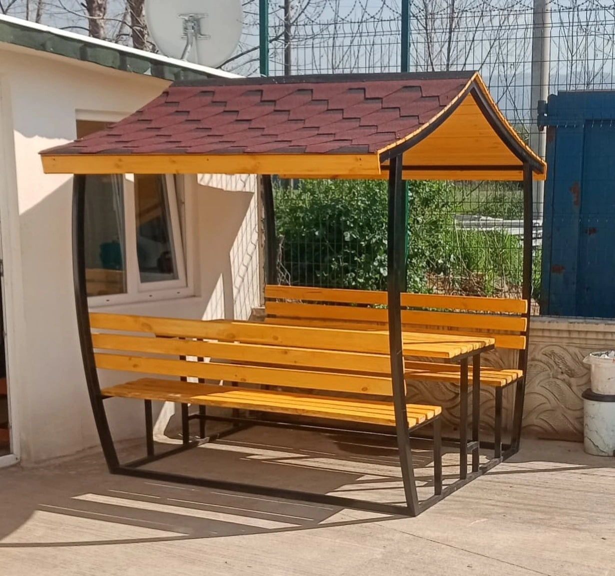 8 kişilik ahşap çardak modelinin dış mekânda sergilenen çapraz açıdan görünümü