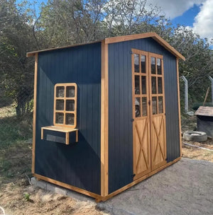 “Antrasit gövdeli, doğal ahşap kapılı ve pencereli 3 m² Belma Bahçe Kulübesi dış mekân görünümü.”