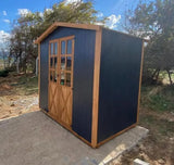 Çift camlı kapıya sahip 3 m² ahşap bahçe kulübesinin sağ cepheden genel görüntüsü.