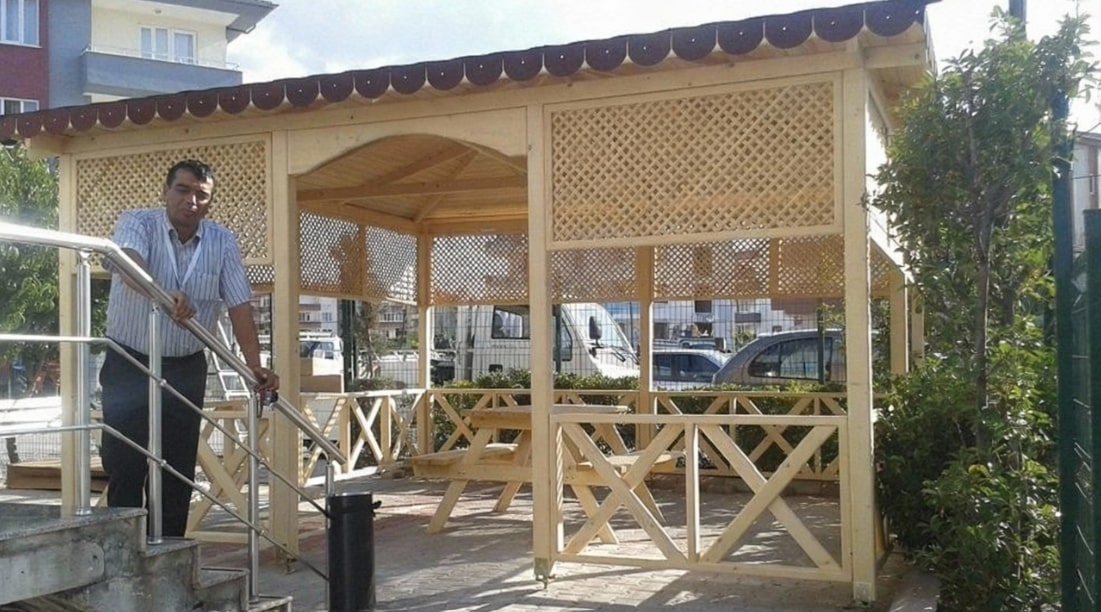 Cami Bahçesi İçin 4x4 16m² Ahşap Kamelya Uygulaması